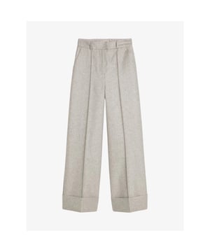 
De Josh V Jagger dames broek in de kleur Grey Silver heeft een trendy wide leg pasvorm. De wide leg pantalon is gemaakt van een comfortabele kwaliteit met gerecycled polyester, wol en zilverkleurig lurex. De combinatie van wol en lurex geeft de grijze pantalon een stijlvolle en tijdloze uitstraling. De broek heeft verder een verlengbare zoom, waardoor de lengte eenvoudig aanpasbaar is. Stijltip: combineer de broek met de bijpassende Fabienne bomber voor een complete Josh V look. Perfect voor zowel formele als casual gelegenheden.