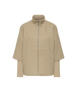 
Deze zandkleurige damesjas van Jacqueline de Yong is een echte must-have voor elke fashionista. Hij is gemaakt van een mix van polyester en gerecycled polyester, wat niet alleen zorgt voor een duurzame keuze, maar ook voor een comfortabele pasvorm. De jas is voorzien van een ritssluiting en heeft een capuchon, waardoor hij perfect is voor wisselvallig weer. De eenvoudige en toch stijlvolle uitstraling maakt dit jack geschikt voor elke gelegenheid. Draag hem over een casual outfit voor een trendy look of combineer hem met een chique outfit voor een meer geraffineerde uitstraling. Bestel nu deze prachtige jack dames en voeg een veelzijdig kledingstuk toe aan je garderobe.