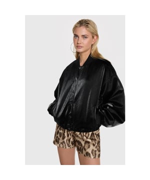 
Kleur: BLACK <br>
Materiaal: 55% Viscose / 45% Polyurethane<br>
Het model is 176cm en draagt maat S