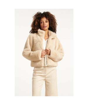 
Zandkleurig bontjasje van Smashed Lemon in een zachte, fluffy structuur die direct warmte en stijl toevoegt aan je outfit. Het korte model valt losjes rond het lichaam en is ideaal om te dragen over een blouse, coltrui of jurk. De neutrale zandtint maakt dit jasje veelzijdig en makkelijk te combineren met aardetinten, zwart of denim. Perfect voor frisse lentedagen of het najaar. Belangrijkste kenmerken: - Warme, zandkleurige tint voor een natuurlijke look - Fluffy bontstructuur voor een zachte en luxe uitstraling - Losvallende pasvorm voor comfort en bewegingsvrijheid - Kort model, ideaal voor laagjes in het tussenseizoen - Stijlvol te combineren met zowel casual als geklede outfits Verkrijgbaar in red, sand.Specificaties :

 
 * Stijl: Jasje 
 * Print: Uni 
 * Pasvorm: Losvallend 
 * Lengte: Kort 
 * Model is: 173 cm tall and wears size S/36 
 * Country of origin: Made in P.R.C. 
 * Verkrijgbaar in kleuren: Rood, Beige 
 * Lining: No 
 * Fabric composition: 100%Polyester