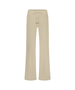 
LADY DAY Maeve vind je nu op To Be Dressed. Prachtig en uniek item van premium travelkwaliteit en gemaakt van de volgende materialen: 80% Polyamide 20% Elastane. De Maeve is een lange rechtvallende broek met steekzakken en tailleband met elastiek en trekkoord.