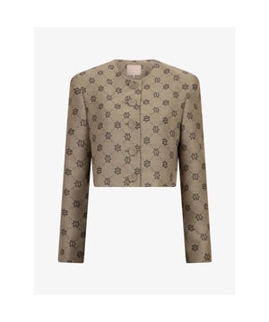 
De JOSH V Remi dames blazer in Beige Black is gemaakt van gerecycled polyester en voorzien van een all-over jacquard geweven logopatroon. De blazer is voorzien van subtiele schoudervullingen en valt cropped en aangesloten. Combineer de cropped blazer met de bijpassende Isadee skort en hoge laarzen voor een uitgesproken look of met een een jeans en sneakers voor een casual look.
