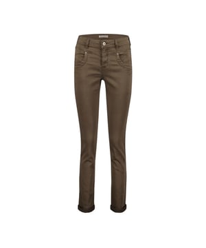 
Deze lange broek voor dames van het merk Red Button is perfect voor een casual look. De warme bruine kleur geeft een trendy touch aan elke outfit. Gemaakt van 77% katoen, 22% polyester en 1% elastane, biedt deze broek zowel comfort als duurzaamheid. De stof voelt zacht aan op de huid en is tegelijkertijd rekbaar voor een optimale pasvorm. De broek heeft een klassieke pasvorm met rechte pijpen en een middelhoge taille. Combineer hem met een paar sneakers en een T-shirt voor een relaxte en toch stijlvolle outfit. Shop nu deze must-have lange broek  en maak jouw garderobe compleet!