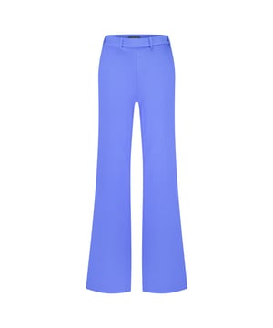 
LADY DAY Phoenix vind je nu op To Be Dressed. Prachtig en uniek item van premium travelkwaliteit en gemaakt van de volgende materialen: 80% Polyamide 20% Elastane. De broek Phoenix is een rechte broek die aan de onderkant licht uitloopt. De achterzijde van de tailleband is voorzien van elastiek en heeft rondom riemlussen. Het item heeft steekzakken voor en paspelzakken achter.