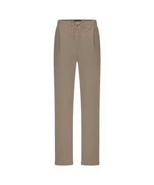 
LADY DAY Stevie vind je nu op To Be Dressed. Prachtig en uniek item van premium travelkwaliteit en gemaakt van de volgende materialen: 80% Polyamide 20% Elastane. De Stevie is een tapered 7/8 lengte broek met kleine omslag aan de onderkant. De broek heeft steekzakken en een elastieke waistband met trekkoord.