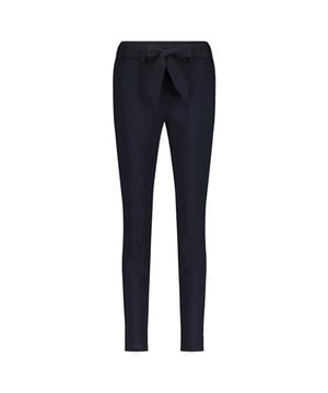 
LADY DAY Tokyo vind je nu op To Be Dressed. Prachtig en uniek item van premium travelkwaliteit en gemaakt van de volgende materialen: 80%pa/20%el. De broek Tokyo is een rechte broek. De broek heeft een elastische band met riemlussen en een bijpassende knoopceintuur. Het item is voorzien van steekzakken aan de voorzijde en sier paspelzakken aan de achterzijde.

Pasvorm (maat S): 
Binnenbeenlengte: 31 INCH/78,74 cm

Stofsamenstelling: 80% polyamide 20% elastaan