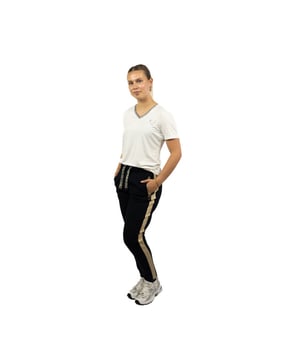 
Luhta Innala Casual Broek Marine

 Maak kennis met de Luhta Innala Casual Broek - een veelzijdige en stijlvolle toevoeging aan je garderobe. Deze broek is ontworpen voor comfort en functionaliteit, perfect voor dagelijkse activiteiten en ontspannen momenten. Gemaakt van hoogwaardige materialen biedt de Luhta Innala broek een zachte en soepele pasvorm die de hele dag comfortabel blijft. Of je nu boodschappen doet, gaat wandelen of gewoon thuis ontspant, deze broek is de ideale keuze.

 Luhta Women Innala Joggingbroek voor dames

 Met zijn casual design en eigentijdse uitstraling kun je de Luhta Innala broek moeiteloos combineren met allerlei tops en schoenen, waardoor je eindeloze outfitmogelijkheden hebt. De broek heeft handige zakken aan de zijkanten voor het opbergen van kleine essentials en een elastische tailleband met trekkoord voor een perfecte pasvorm. Of je nu op zoek bent naar een comfortabele broek voor dagelijks gebruik of een