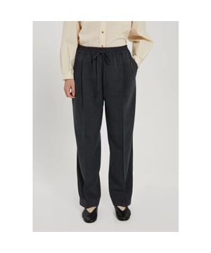 
<p>Broek van het merk NORR. Deze broek combineert comfort met stijl. De broek heeft een elastische tailleband en trekkoorden. Combineer het met de cano string blazer voor een tof pak! </p>
<ul>
<li>Stofsamenstelling: <span>68% polyester, 28% viscose, 4% elastaan. </span>
</li>
<li>Pasvorm: valt normaal. Twijfel je over de maat? Neem contact met ons op en we helpen je graag verder! </li>
</ul>