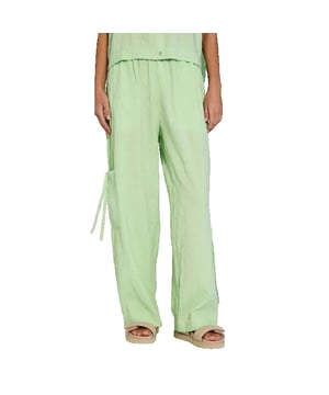 
<meta charset="UTF-8">
<p><strong>Productomschrijving</strong></p>
<p>Zachte cargo broek van het merk NORR. De broek heeft een kreuk-effect en een elastieke band. </p>
<ul>
<li>Stofsamenstelling: 85% EcoVero viscose, 15% polyester</li>
<li>Pasvorm: valt wat ruimer, bestel liever een maat kleiner. Twijfel je over de maat? Neem contact met ons op en we helpen je graag verder! </li>
</ul>
