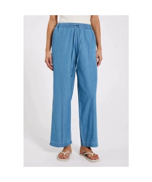 
<p><strong>Productomschrijving﻿</strong></p>
<p>Losvallende broek van het merk NORR. De broek heeft een denim look en naar wens te tailleren. ﻿</p>
<ul>
<li>Stofsamenstelling: 100% organisch katoen</li>
</ul>