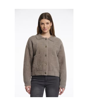 
Deze taupekleurige tussenjas voor dames van het merk Rino en Pelle is een perfecte toevoeging aan je kledingcollectie. De jas is gemaakt van hoogwaardige materialen, namelijk 59% polyamide, 26% viscose en 15% polyester. Hierdoor voelt hij heerlijk zacht aan en zorgt hij voor een comfortabele pasvorm. De jas is perfect voor het tussenseizoen, wanneer de temperatuur nog niet heel koud is maar je wel wat extra warmte wilt. De jas heeft een prachtige taupekleur die gemakkelijk te combineren is met verschillende outfits. De jas heeft een klassiek design met een getailleerde pasvorm en een ritssluiting aan de voorkant. Het is een tijdloos item dat jarenlang meegaat en altijd stijlvol blijft. Shop nu deze prachtige tussenjas en geef je garderobe een upgrade!