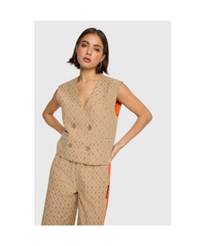
Kleur: CAMEL<br>
Materiaal: 68% Cotton / 32% Polyester<br>
Het model is 1,69m en draagt maat S