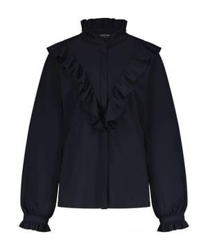  Hotitem uit de nieuwe collectie van Lady Day   Makkelijk te combineren  Betaal achteraf
LADY DAY Beau vind je nu op V&D. Prachtig en uniek item van premium travelkwaliteit en gemaakt van de volgende materialen: 80%pa/20%el. De blouse Beau heeft een opstaande volantkraag, een verborgen knoopsluiting voor en een schouder pas voor en achter die is afgezet met volant. De blouse heeft lange mouwen met een volant bij de manchet.

Pasvorm (maat S): 
Mouwlengte: 62 cm
Totale lengte: 65 cm 

Stofsamenstelling: 80% polyamide 20% elastaan