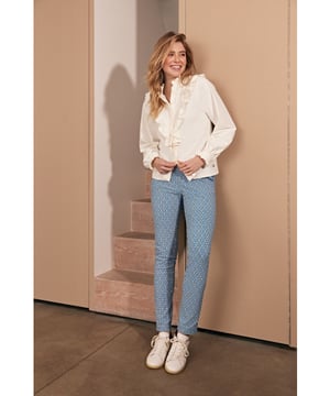 Maak nu de blits met dit topitem van de nieuwe collectie van Lady Day. Helemaal van deze tijd en makkelijk te combineren.
LADY DAY Beau vind je nu op V&D. Prachtig en uniek item van premium travelkwaliteit en gemaakt van de volgende materialen: 80%pa/20%el. De blouse Beau heeft een opstaande volantkraag, een verborgen knoopsluiting voor en een schouder pas voor en achter die is afgezet met volant. De blouse heeft lange mouwen met een volant bij de manchet.

Pasvorm (maat S): 
Mouwlengte: 62 cm
Totale lengte: 65 cm 

Stofsamenstelling: 80% polyamide 20% elastaan