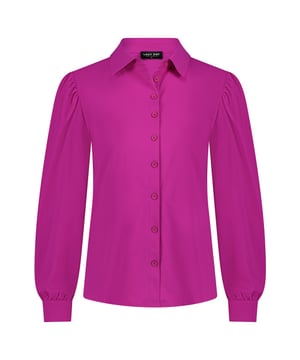 
LADY DAY Philly vind je nu op To Be Dressed. Prachtig en uniek item van premium travelkwaliteit en gemaakt van de volgende materialen: 80%pa/20%el. De blouse Philly is een rechte doorgeknoopte blouse met een kraag. Heeft een gepofte lange mouw en loopt rond aan de onderkant.