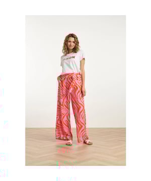 
Voeg een vleugje kleur en stijl toe aan je zomeroutfits met de bestseller wide pants van Smashed Lemon. Deze trendy broek is ontworpen met een opvallende roze en oranje dierenprint die direct de aandacht trekt. De broek heeft een wijde rechte pasvorm die heerlijk comfortabel zit en je een elegante uitstraling geeft. Dankzij de platte tailleband aan de voorkant en de elastische achterkant sluit de broek perfect aan, terwijl de bijpassende riem je look compleet maakt. De broek is bovendien voorzien van praktische zakken, zodat je niet alleen stijlvol, maar ook functioneel gekleed bent. Gemaakt van 100% rayon voelt deze broek luchtig en ademend aan, ideaal voor warme zomerdagen. Belangrijkste kenmerken: - Dierenprint in roze en oranje voor een speelse, opvallende look - Wijde rechte pasvorm met elastische taille voor optimaal comfort - Inclusief bijpassende riem en praktische zakken voor extra gemakSpecificaties :

 
 * Stijl: broeken 
 * Print: Dieren 
 * Pasvorm: wijde pijpen 
 *