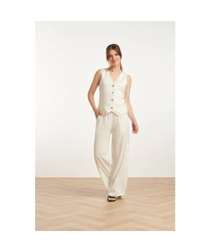 
Ontdek de perfecte combinatie van stijl en comfort met de witte pinstriped linnen broek van Smashed Lemon. Deze lichte, luchtige broek is ontworpen voor een moeiteloze look, ideaal voor warmere dagen. De elastische tailleband met trekkoord zorgt voor een persoonlijke, comfortabele pasvorm die je de hele dag door kunt dragen. De rechte, wijde pasvorm biedt niet alleen voldoende bewegingsvrijheid, maar voegt ook een moderne flair toe aan je outfit. De broek is volledig gevoerd voor extra comfort en is gemaakt van een hoogwaardige mix van 70% rayon en 30% linnen, wat zorgt voor een zachte, ademende stof die perfect is voor het zomerweer. Dankzij de handige zakken kun je kleine essentials meenemen zonder in te boeten op stijl. Of je nu een casual dag hebt of een chique zomeravond, deze broek van Smashed Lemon is de ideale keuze voor elke gelegenheid. Belangrijkste kenmerken: - Elastische tailleband met trekkoord voor een op maat gemaakte pasvorm - Rechte, wijde pasvorm voor extra comfort