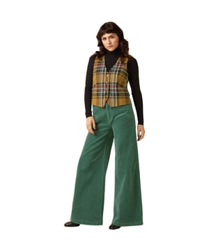 
Ervaar direct comfort en stijl met deze groene Peppa pants van King Louie. Dankzij de hoge taille en normale pasvorm voel je je de hele dag zelfverzekerd. De zachte corduroy stretchstof geeft je alle bewegingsvrijheid die je nodig hebt. Door de relaxed fit en wijde pijpen straal je moeiteloos elegantie uit. Maak elke outfit compleet met de handige riemlussen en diepe schuine zakken. Je sluit de pantalon eenvoudig met de knoop- en ritssluiting aan de voorkant. Het hoogwaardige katoen met elasthaan zorgt voor een warme en prettige draagervaring. Deze pantalon is perfect voor een trendy en comfortabele look tijdens koudere dagen.