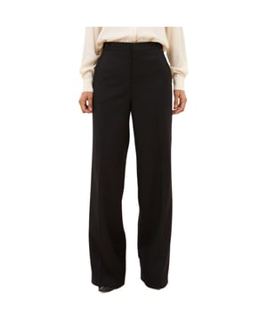 
De emmy pants van by-bar tilt je dagelijkse look moeiteloos op. De diepe zwarte tint geeft elke outfit direct klasse. De pantalon voelt opvallend glad en zacht dankzij een mix van viscose en wol, met polyester voor vormbehoud en een vleugje elastane voor subtiele stretch. De hoog vallende taille sluit mooi aan, en je versmalt haar met de lummeltjes en knoopjes voor een persoonlijk accent. De pasvorm valt precies goed en zit comfortabel zonder te knellen. De pijpen hebben een normale lengte, waardoor sneakers of laarsjes perfect uitkomen. Als moderne chino met een elegante uitstraling beweegt ze soepel met je mee, van kantoor tot diner. De stof voelt behaaglijk aan op koelere dagen, terwijl de zwarte kleur je combinaties eenvoudig en chic houdt. Draag haar met een zachte trui of een fris wit shirt; je oogt direct verzorgd zonder moeite. Met de Emmy pants van by-bar stap je elke dag stijlvol en zelfverzekerd de deur uit.