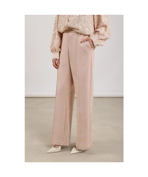 
<p>De bekende Nukus Jill Pants is er dit najaar weer in nieuwe kleuren en nieuwe samenstelling: suedine. Deze broek heeft een strak ontwerp met een opvallende naad aan de voorkant voor een slanke, gestroomlijnde look. Het elastische materiaal zorgt voor een comfortabele pasvorm die de hele dag meegaat. De Jill pants is een veelzijdig kledingstuk dat zowel voor formele als casual gelegenheden perfect is te stylen.</p><br>Kleur: dusty pink <br>
Materiaal: 94% Polyester, 6% Spandex