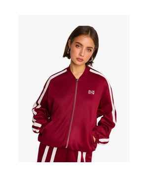 
Iets korter jasje, gemaakt van een trainingssweatstof. Ontworpen met twee strepen in de zijnaden. Met een Alix-artwork op de rug en borst. Combineer met mijn bijpassende broek voor een sportieve look.