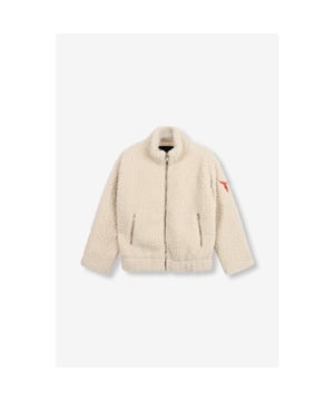 
Deze prachtige zandkleurige winterjas voor dames van het trendy merk Alix The Label is een echte must-have voor het winterseizoen. De jas is gemaakt van 100% polyester, waardoor hij niet alleen zacht en comfortabel aanvoelt, maar ook nog eens warm en waterafstotend is. De perfecte combinatie van stijl en functionaliteit! De jas heeft een mooie getailleerde pasvorm en is voorzien van een ritssluiting en knopen aan de voorkant. Hierdoor blijf je altijd beschermd tegen de koude wind en blijft je outfit er toch nog stijlvol uitzien. De grote kraag en diepe zakken zorgen niet alleen voor een trendy look, maar ook voor extra warmte en opbergruimte. Deze winterjas is onmisbaar voor elke modebewuste vrouw en zal zeker een statement maken in jouw kledingkast. Bestel hem nu  en loop er deze winter modieus en warm bij!