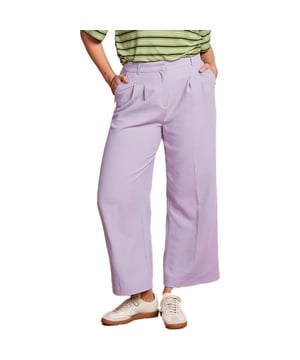 
De Fintan Cropped Pants Folly van King Louie is de perfecte keuze voor een stijlvolle en zorgeloze look. De zachte, lila paarse kleur maakt je outfit fris en vrolijk. De hoge tailleband accentueert je figuur en biedt een comfortabele pasvorm. Het wijdvallende ontwerp zorgt voor een luchtig gevoel, ideaal voor warme dagen. Combineer deze pantalon met een bijpassend gilet voor een complete look. Geniet van de soepele stof die je vrijheid van beweging geeft. Deze pantalon is een must-have voor elke modebewuste vrouw. Maak jouw garderobe compleet met deze veelzijdige broek.