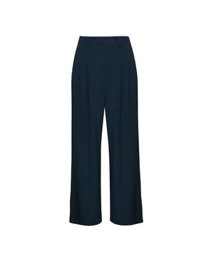 
Kleur: Sky Captain <br>
Materiaal: 50% Recycled Polyester, 33% Viscose, 13% Polyester & 4% Elastane