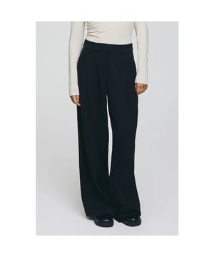 
kleur: Black<br>
materiaal: 50% Recycled Polyester, 33% Viscose, 13% Polyester & 4% Elastane<br>
Deze broek heeft wijde pijpen.