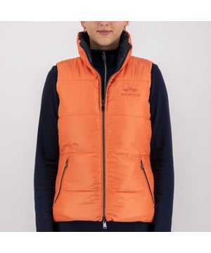 
Blijf warm en stijlvol met onze nieuwe omkeerbare bodywarmer. Deze medium gewatteerde bodywarmer is verkrijgbaar in twee bijpassende kleuren die gecombineerd zijn voor veelzijdigheid in je garderobe. De hoge kraag en winddichte ontwerp houden je beschermd tegen de elementen, terwijl de ademende stof ervoor zorgt dat je de hele dag comfortabel blijft.

De 2-weg ritssluiting aan de voorkant met merk-pullers voegt een vleugje luxe toe, en het tonale geborduurde HVPolo-logo op de borst geeft je die klassieke paardensport look. Aan de andere kant vind je HVPolo paarden afgedrukt in glanzend metaal onder de achterkant van de nek voor een subtiel maar opvallend detail.

Handige zakken met ritsen aan de ene kant en merk-drukknopen aan de andere kant geven je genoeg ruimte om je benodigdheden op te bergen. Zwarte metalen accessoires voegen een vleugje verfijning toe aan dit must-have winterstuk. Offer geen stijl op voor warmte - haal vandaag nog je omkeerbare bodywarmer! 100% Polyester