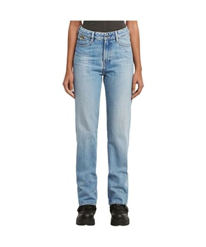 
Voel je zelfverzekerd en stijlvol met deze blauwe straight-fit damesjeans van G-Star RAW. Het ademende katoen zorgt voor langdurig comfort, zelfs op drukke dagen. Dankzij de normale taillehoogte zit deze jeans de hele dag prettig. De rechte pijpen flatteren elk figuur en geven een tijdloze uitstraling.De praktische 5-pocketstijl biedt genoeg ruimte voor je essentials. De ritssluiting maakt aankleden eenvoudig en snel. Het herkenbare G-Star label op de achterkant benadrukt jouw gevoel voor kwaliteit. Combineer moeiteloos met sneakers of hakken voor elke gelegenheid.