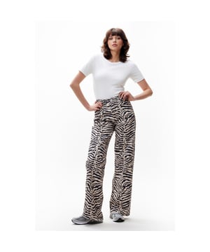 
Kleur: sand <br>
Materiaal: 98% Katoen, 2% Elastaan <br>
Model Valerie is 1.76m lang en draagt maat 27<br>
Loose fit