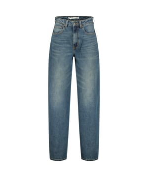 
Deze blue denim kleurige jeans loose fit dames van het merk raizzed dames is een must-have voor de moderne vrouw! Gemaakt van 100% katoen, is deze jeans niet alleen stijlvol en comfortabel, maar ook duurzaam en van hoge kwaliteit. De loose fit pasvorm geeft je genoeg bewegingsvrijheid en zorgt voor een casual look. Combineer deze jeans met een basic T-shirt en sneakers voor een sportieve outfit, of draag hem met een blouse en hakken voor een meer geklede look. Met deze jeans van raizzed dames ben je klaar voor elke gelegenheid. Bestel nu online  en geniet van deze tijdloze toevoeging aan jouw garderobe!