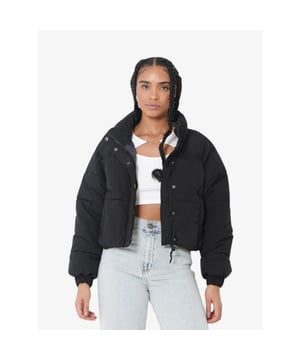 
Sixth June dames winterjas. Stoer kort bomber model. Onderaan kan het geploft worden. Deze dames winterjas is in de kleur zwart