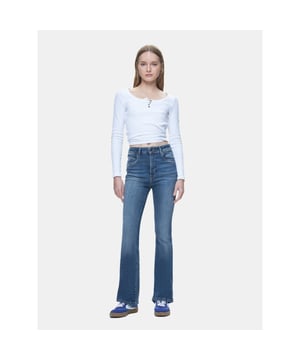 
De perfecte jeans voor de moderne vrouw! Deze fabulous blue denim jeans van LTB dames heeft een trendy bootcut flare fit, wat zorgt voor een extra vrouwelijke touch. Gemaakt van hoogwaardig materiaal, bestaande uit 93% katoen, 4% elastane en 4% polyester, garandeert deze jeans een comfortabele pasvorm en optimale stretch. en#10;Het tijdloze ontwerp en de prachtige blauwe kleur maken deze jeans geschikt voor elke gelegenheid. Combineer het met een casual T-shirt voor een relaxte look of dress it up met een blouse voor een chique uitstraling. Met deze must-have jeans ben je altijd on-trend! Bestel nu en laat je verrassen door de uitstekende kwaliteit en pasvorm van deze LTB dames jeans.