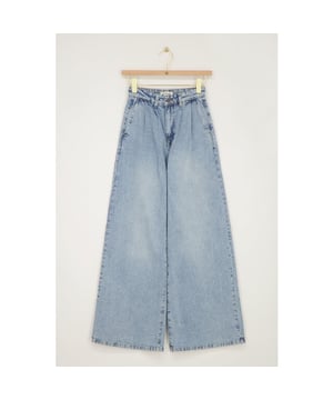 
De perfecte combinatie van stijl en comfort vind je in deze blue denim jeans loose fit voor dames van het merk My Jewellery. De jeans is perfect voor een casual look, maar kan ook makkelijk gecombineerd worden met een chique outfit.en#10;en#10;Het materiaal van de jeans voelt zacht aan en zorgt voor een fijne pasvorm. De blue denim kleur zorgt voor een tijdloze uitstraling en past bij elke gelegenheid. De loose fit geeft je voldoende bewegingsvrijheid en maakt de jeans ideaal voor dagelijks gebruik.en#10;en#10;Het zwarte kraagje bij de taille is een subtiele toevoeging en geeft de jeans een unieke twist. Het kan gedragen worden als statement piece, maar ook makkelijk gecombineerd worden onder een sweater voor een casual look.en#10;en#10;Voeg deze My Jewellery jeans toe aan je garderobe en creëer moeiteloos verschillende outfits voor elke gelegenheid. Bestel hem nu online  en geniet van een trendy en comfortabele look!