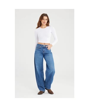 
Deze broek is een echte must-have voor een trendy, comfortabele look. Met een mid waist en full length pasvorm creëert hij een flatterend silhouet dat perfect in balans is. Het klassieke 5-pocket design voegt functionaliteit toe, terwijl de balloon fit zorgt voor een moderne en stoere uitstraling. Gemaakt van 100% katoen voor een natuurlijke, ademende kwaliteit.