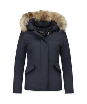 
Straalt u graag rust uit en loopt u er tegelijkertijd stijlvol en modern bij? Dan is deze korte blauwe dames winterjas met bontkraag echt iets voor u! Bovendien is de jas ook heerlijk warm! - <p><strong>Productinformatie:</strong></p>
<ul>
<li>Korte dames winterjas</li>
<li>Heeft een extra grote bontkraag</li>
<li>Heeft een rustige blauwe kleur</li>
<li>De jas is gemaakt van nep bont</li>
<li>Comfortabel en warm model, perfect voor de winter</li>
<li>Kort model met een slim fit pasvorm</li>
<li>Het materiaal bestaat uit 100% polyester en een gekleurde voering</li>
<li>De voering bestaat uit 100% polyester</li>
<li>Heeft een rits met drukknopen als sluiting</li>
<li>Het model heeft twee jaszakken en géén binnenzak</li>
<li>De capuchon is niet afritsbaar</li>
<li>De bontkraag is afhaalbaar</li>
<li>Breng hem naar de stomerij voor een maximale levensduur</li>
<li>Verkrijgbaar in de maten XS – S – M – L – XL</li>
</ul>