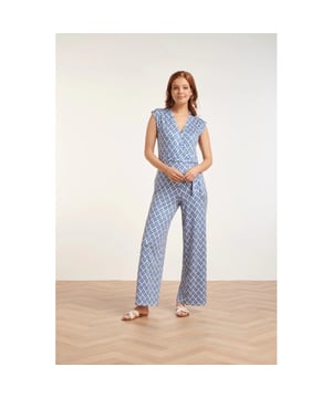 
Ervaar de perfecte balans tussen comfort en stijl met de Smashed Lemon Wikkelstijl Jumpsuit. Deze jumpsuit, uitgevoerd in een rijke blauw-wit ornament print, straalt een elegantie en hedendaagse charme uit. Vervaardigd van een stretchy materiaal en uitgerust met een bijpassende riem, biedt deze jumpsuit een ideale pasvorm voor elke vrouw. De wikkelstijl zorgt voor een flatterende V-hals die op elegante wijze je silhouet accentueert, terwijl de bijpassende riem je taille benadrukt en een vleugje vrouwelijkheid toevoegt aan je outfit. Of je nu een dagje op pad bent of een avond uitgaat, deze jumpsuit is veelzijdig genoeg voor diverse gelegenheden. De luxe blauw-wit ornament print geeft een rijke uitstraling, waarmee deze jumpsuit een tijdloze aanwinst voor je garderobe wordt. De stretchstof biedt zowel comfort als bewegingsvrijheid, zodat je de hele dag stijlvol en comfortabel kunt blijven.

 Kenmerken:

 - Wikkel stijl jumpsuit met stretch materiaal voor optimale pasvorm

 - Bijpassende