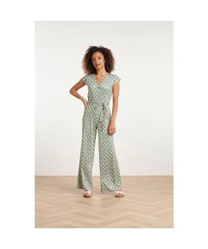 
Ontdek de ultieme combinatie van comfort en stijl met de Smashed Lemon Wikkel stijl Jumpsuit. Deze jumpsuit, ontworpen in een weelderige groen-wit ornament print, belichaamt moeiteloze elegantie en moderne flair. Gemaakt van stretch materiaal met een bijpassende riem, biedt deze jumpsuit een perfecte pasvorm voor elke vrouw. De wikkel stijl van deze jumpsuit creëert een flatterende V-hals die je figuur omhelst op een verfijnde manier. De bijpassende riem benadrukt de taille en voegt een vleugje vrouwelijkheid toe aan je look. Of je nu een dagje uit plant of een avondje uit, deze jumpsuit past zich moeiteloos aan aan verschillende gelegenheden. Het groen-wit ornament print voegt een luxe uitstraling toe, waardoor deze jumpsuit een tijdloze toevoeging is aan je garderobe. De stretch stof zorgt voor comfort en bewegingsvrijheid, waardoor je de hele dag in stijl kunt stralen.

 Kenmerken:

 - Wikkel stijl jumpsuit met stretch materiaal voor optimale pasvorm

 - Bijpassende riem voor taille