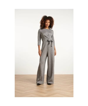 
Zwarte jumpsuit van Smashed Lemon met zilveren lurex verwerkt in de stof voor een verfijnde, sprankelende look. Het ontwerp is voorzien van een ronde halslijn en een elegant gerimpeld overslagdetail met strikceintuur in de taille, wat zorgt voor een vrouwelijk en flatterend silhouet. Dankzij de losvallende pasvorm en wijde pijpen combineert deze jumpsuit moeiteloos comfort met een stijlvolle, feestelijke uitstraling. Belangrijkste kenmerken: - Zilveren lurex voor een subtiele glans en feestelijke touch - Ronde halslijn en gerimpeld overslagdetail met strikceintuur voor een flatterende taille - Losvallende pasvorm met wijde pijpen voor elegantie en bewegingsvrijheid Verkrijgbaar in Grey, black.Specificaties :

 
 * Stijl: Jumpsuits 
 * Print: Uni 
 * Pasvorm: Losvallend, Widje pijpen 
 * Lengte: Lang 
 * Model is: 176 cm tall and wears size S/36 
 * Country of origin: Made in P.R.C. 
 * Verkrijgbaar in kleuren: Grijs, Zwart 
 * Lining: No 
 * Fabric composition: 74%Polyester 20%Lurex