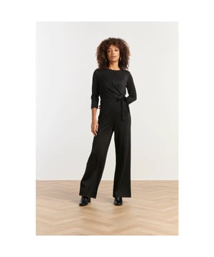 
Zwarte jumpsuit van Smashed Lemon met zilveren lurex verwerkt in de stof voor een verfijnde, sprankelende look. Het ontwerp is voorzien van een ronde halslijn en een elegant gerimpeld overslagdetail met strikceintuur in de taille, wat zorgt voor een vrouwelijk en flatterend silhouet. Dankzij de losvallende pasvorm en wijde pijpen combineert deze jumpsuit moeiteloos comfort met een stijlvolle, feestelijke uitstraling. Belangrijkste kenmerken: - Zilveren lurex voor een subtiele glans en feestelijke touch - Ronde halslijn en gerimpeld overslagdetail met strikceintuur voor een flatterende taille - Losvallende pasvorm met wijde pijpen voor elegantie en bewegingsvrijheid Verkrijgbaar in Grey, black.Specificaties :

 
 * Stijl: Jumpsuits 
 * Print: Uni 
 * Pasvorm: Losvallend, Widje pijpen 
 * Lengte: Lang 
 * Model is: 176 cm tall and wears size S/36 
 * Country of origin: Made in P.R.C. 
 * Verkrijgbaar in kleuren: Grijs, Zwart 
 * Lining: No 
 * Fabric composition: 74%Polyester 20%Lurex
