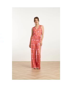 
Deze vrolijke, stretchy en mouwloze jumpsuit van Smashed Lemon is de perfecte keuze voor een zonnige dag. Het ontwerp met een levendige, grafische oranje fruitprint in de kleuren roze, oranje, wit en een vleugje rood maakt dit stuk een ware blikvanger. De jumpsuit heeft een elegante V-hals overlappende decolleté, zonder mouwen en wordt geleverd met een bijpassende riem voor een extra accent op je taille. De losse, flowy pasvorm van de pijpen biedt optimaal comfort en vrijheid van beweging. Of je nu een dagje uit gaat of een casual avondje hebt, deze jumpsuit is een veelzijdige keuze die niet mag ontbreken in je zomeroutfits. Maak je look compleet met de frisse kleuren en het speelse ontwerp van Smashed Lemon, een merk dat bekend staat om zijn stijlvolle en eigentijdse mode voor de moderne vrouw. Belangrijkste kenmerken: - Vrolijke, grafische fruitprint in oranje, roze, wit en rood - V-hals overlappend decolleté met bijpassende riem - Losse, flowy fit voor ultiem comfort Met deze