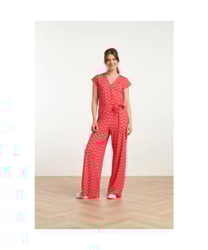 
Deze prachtige Smashed Lemon jumpsuit is een absolute must-have voor de modebewuste vrouw. Het ontwerp met een V-vormige, overlappende halslijn tot aan de taille geeft een elegante en vrouwelijke uitstraling. De jumpsuit is versierd met een speelse schelpprint in roze en rood, die zorgt voor een frisse en zomerse look. De korte mouwen en de bijpassende riem benadrukken het vrouwelijke figuur, terwijl de losse, flowy pasvorm van de broekspijpen zorgt voor ultiem comfort en bewegingsvrijheid. Gemaakt van 80% rayon, voelt deze jumpsuit heerlijk zacht en luchtig aan op de huid, perfect voor warmere dagen. De combinatie van stijl, comfort en de opvallende print maakt deze Smashed Lemon jumpsuit een echte eyecatcher voor zowel casual als meer geklede gelegenheden. Belangrijkste kenmerken: - V-vormige, overlappende halslijn tot aan de taille - Zachte en ademende stof van 80% rayon - Losse, flowy broekspijpen voor extra comfort Deze jumpsuit is een geweldige toevoeging aan je garderobe en zal