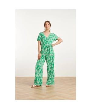 
Maak kennis met de Smashed Lemon dames jumpsuit, een stijlvolle en comfortabele keuze voor elke gelegenheid. Deze jumpsuit is ontworpen met een prachtige groene en witte bladprint die een frisse, natuurlijke uitstraling biedt. De V-hals loopt elegant over tot de taille, waar de overslag net voor een speelse en flatterende look zorgt. Dankzij de korte mouwen is deze jumpsuit perfect voor warmere dagen. De elastische stof van 99% rayon zorgt voor een zachte en ademende pasvorm, terwijl de losse, vloeiende broekspijpen beweging en vrijheid bieden. De bijpassende riem accentueert de taille en voegt een extra dimensie toe aan de outfit. Of je nu een casual dagje uit hebt of een avondje uit gaat, de Smashed Lemon jumpsuit is een veelzijdige keuze die altijd in de smaak valt. Belangrijkste kenmerken: - V-hals met elegante overslag tot de taille - Losse en vloeiende broekspijpen voor een comfortabele pasvorm - Gemaakt van 99% rayon voor een zachte en ademende stof Met deze jumpsuit van Smashed