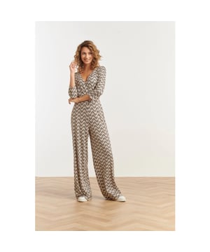 
Laat je stijl stralen met deze elegante Smashed Lemon jumpsuit in een verfijnde zwart-witte schelpenprint. De silky stretch jumpsuit voelt heerlijk zacht aan en biedt ultiem draagcomfort dankzij de soepele stof en flatterende pasvorm. De V-hals met overlappende details creëert een vrouwelijk silhouet, terwijl de 3/4 aangesloten mouwen zorgen voor een elegante touch. De jumpsuit heeft een platte tailleband aan de voorkant en een striksluiting aan de achterkant voor een subtiele styling. De wijde, vloeiende broekspijpen geven een speelse en luchtige uitstraling, perfect voor zowel casual als chique gelegenheden. Maak je outfit compleet met stijlvolle hakken of draag de jumpsuit met sandalen voor een moeiteloze zomerse look. Belangrijkste kenmerken:- Zachte silky stretch stof voor ultiem comfort- Elegante zwart-witte schelpenprint met flatterende pasvorm- Perfect voor elke gelegenheid – van casual tot chicSpecificaties :

 
 * Stijl: jumpsuits 
 * Print: Grafisch  
 * Pasvorm: losvallend