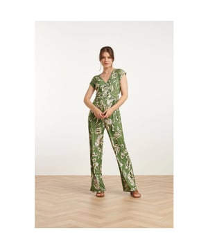 
Deze Smashed Lemon Groene Leaf Print Stretch Jumpsuit is een perfecte combinatie van stijl en comfort. De jumpsuit is uitgevoerd in een prachtige army groene kleur met een subtiele off-white bladprint, wat zorgt voor een frisse en moderne uitstraling. Het ontwerp is voorzien van een v-vormige overlap halslijn, waardoor een elegante en flatterende look ontstaat. De korte mouwen bieden extra comfort voor warme dagen, terwijl de wijde, vloeiende pijpen een ongedwongen en vrouwelijke flair geven. Deze Smashed Lemon jumpsuit wordt geleverd met een bijpassende riem in dezelfde bladprint, die je taille subtiel accentueert. Het stretchmateriaal zorgt ervoor dat de jumpsuit heerlijk comfortabel zit en perfect meebeweegt met jouw lichaam. Ideaal voor zowel casual als meer geklede gelegenheden, deze jumpsuit is een veelzijdig en tijdloos item voor je garderobe. Belangrijkste kenmerken: - Army groen en off-white bladprint voor een frisse, moderne look - V-vormige overlap halslijn en korte mouwen