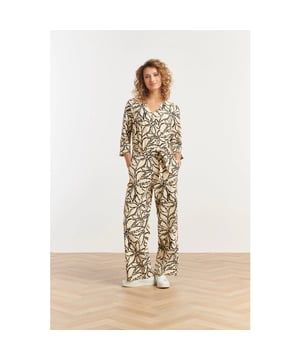 
Ga stijlvol en comfortabel de deur uit met deze prachtige Smashed Lemon jumpsuit met een elegante zand en zwarte bloemenprint. Deze veelzijdige jumpsuit is ontworpen met een vrouwelijke V-hals overslag, die stopt bij de taille voor een flatterend silhouet. De 3/4-mouwen geven een verfijnde uitstraling, terwijl de bijpassende ceintuur je taille accentueert voor een mooie pasvorm. De rechte pijpen zorgen voor een tijdloze en stijlvolle look, perfect voor zowel casual als chique gelegenheden. Dankzij de travel kwaliteit stof geniet je van ultiem draagcomfort: de stof is ademend, heeft 4-way stretch voor optimale bewegingsvrijheid en is gemakkelijk in onderhoud. Geen kreukels, geen gedoe – altijd moeiteloos stijlvol met Smashed Lemon. Belangrijkste kenmerken: - Gemaakt van hoogwaardige travel kwaliteit: ademend, stretchy en kreukvrij- Stijlvol design met een zand en zwarte bloemenprint- Comfortabele pasvorm met een rechte pijp en ceintuur voor een vrouwelijk silhouetSpecificaties :

 
 *
