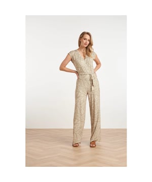 
Laat je stijl moeiteloos stralen met deze elegante Smashed Lemon jumpsuit, perfect voor elke gelegenheid. De zachte, zijdeachtige stretchstof biedt ultiem draagcomfort en een luxe uitstraling. Het unieke ontwerp heeft een army green bladprint op een zandkleurige achtergrond, wat een natuurlijke en stijlvolle look creëert. De V-vormige overslaghalslijn loopt vloeiend door tot de taille, wat een flatterend silhouet geeft. Dankzij de losse pasvorm, korte mouwen en wijde pijpen ervaar je een luchtig en ontspannen gevoel, ideaal voor zowel casual als chique outfits. De jumpsuit wordt geleverd met een bijpassende ceintuur, waarmee je jouw taille extra kunt accentueren. Draag deze Smashed Lemon jumpsuit met sandalen voor een zomerse look of combineer met hakken voor een elegante uitstraling. Belangrijkste kenmerken: - Zijdezachte stretchstof voor optimaal draagcomfort- Flatterende V-hals en losse pasvorm met wijde pijpen- Unieke army green bladprint op zandkleurige achtergrondSpecificaties