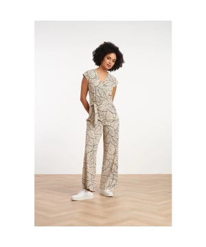 
Deze elegante Smashed Lemon dames jumpsuit is de perfecte keuze voor elke modebewuste vrouw die comfort en stijl zoekt. Het ontwerp combineert een grafische bladprint in zwart en zand met een moderne en flatterende pasvorm. De v-vormige overlappende halslijn stopt net boven de taille en benadrukt je figuur, terwijl de korte mouwen voor een luchtige look zorgen. De brede pijpen geven de jumpsuit een chique uitstraling, perfect voor zowel dagelijks gebruik als speciale gelegenheden. Het model is gemaakt van hoogwaardig travelkwaliteit materiaal, waardoor het jumpsuit ademend, snel drogend en super comfortabel is. Dankzij de 4-way stretch beweeg je moeiteloos in deze jumpsuit, terwijl het ook eenvoudig te onderhouden is – ideaal voor een drukke levensstijl. Of je nu op reis bent of een dagje uit gaat, de Smashed Lemon jumpsuit is je ideale metgezel. De bijpassende riem accentueert je taille en maakt de look helemaal af. Belangrijkste kenmerken: - Grafische bladprint in zand en zwart -